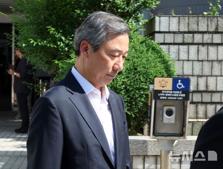 '계엄 후 <b>관저 PC 반출</b>' 尹 참모 윤재순·강의구 검찰行…증거인멸 혐의