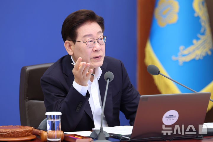 李, 발언 못한 <b>오세훈</b>에 "서울시 재개발 등 공급 현황 보고해달라"