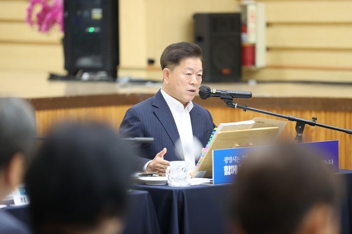 시의 주요 회의를 유튜브로 생중계하는 쿨한 동네
