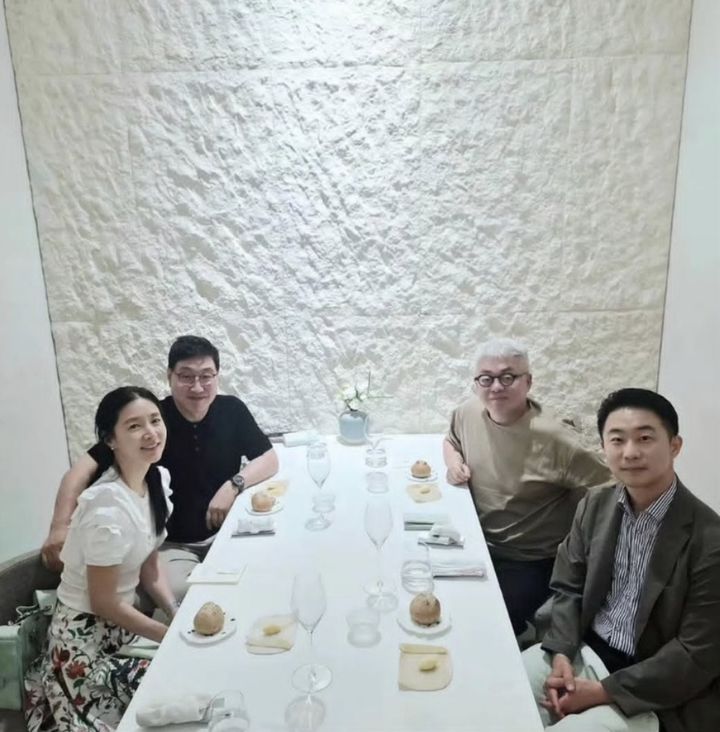 <b>이영애</b>, <b>남편</b>과 지인 모임 포착…우아한 룩 눈길