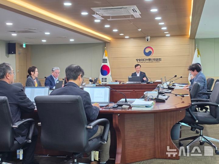[과천=뉴시스] 박은비 기자 = 방송미디어통신위원회는 15일 오후 정부과천청사에서 제23차 전체회의를 진행했다. 사진은 김종철 방미통위원장이 회의를 주재하는 모습. 2026.07.15. silverline@newsi