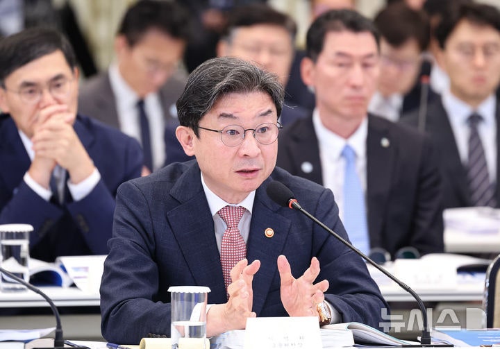 <b>이억원</b> "가계부채 관리하면서 주거사다리 보호 방법, 현장서 듣겠다"