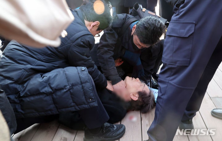 경찰 "'李 <b>가덕도</b> 피습' 배후 없어…'축소 의혹' 김상민 전 검사 송치"