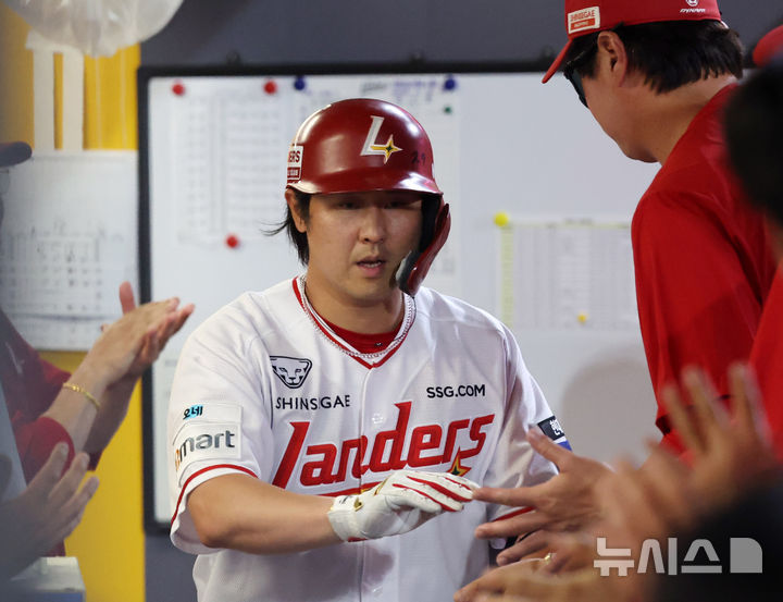 SSG <b>최정</b>, KIA 올러 상대 투런포…KBO 최초 11시즌 연속 <b>20홈런</b> 대기록
