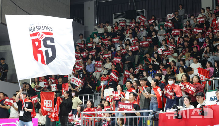 여자배구 <b>정관장</b>, <b>코치</b> 부적절 행위에 사과…"조사 결과 따라 후속 조치...