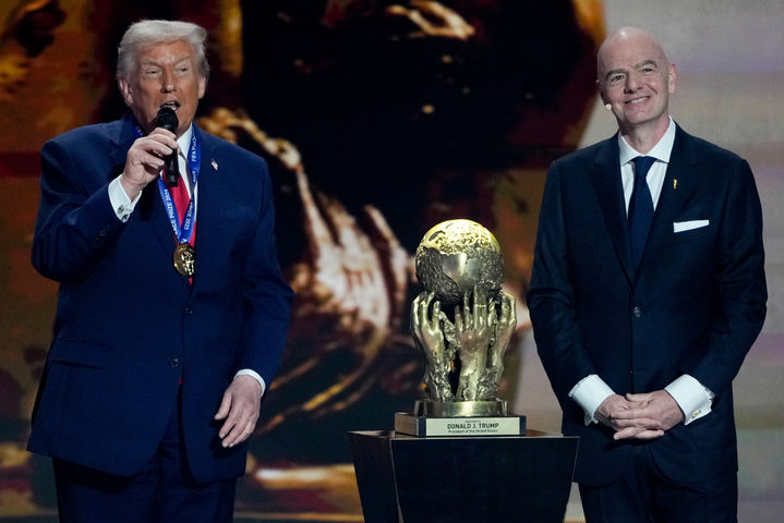 트럼프, "미·중 <b>월드컵</b> 공동 개최, FIFA 회장이 먼저 꺼내" 깜짝 발언