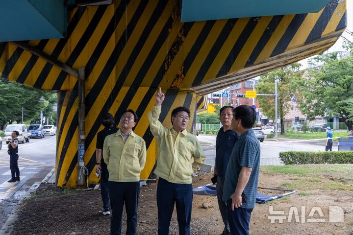 군포 금정고가교 상판 쩍 갈라지고 구멍 나서 차량 통행 완전 막힘