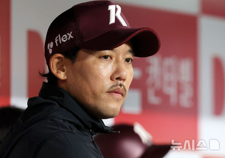 [서울=뉴시스] 홍효식 기자 = 키움 히어로즈 플레잉코치로 선임된 외야수 이용규가 18일 서울 구로구 고척스카이돔에서 열린 2025 KBO리그 kt 위즈와 키움 히어로즈의 경기를 지켜보고 있다.2025.04.18.