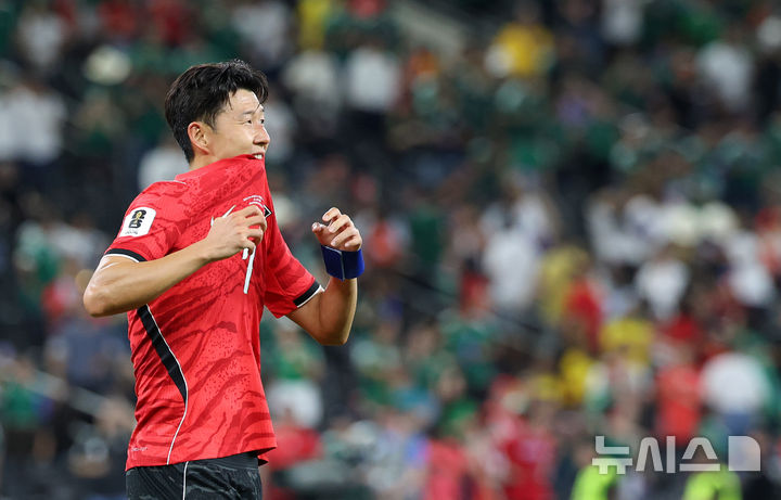 '32강 실패' <b>한국</b> 축구, <b>FIFA 랭킹 32위</b>…4년7개월 만에 30위권 밖