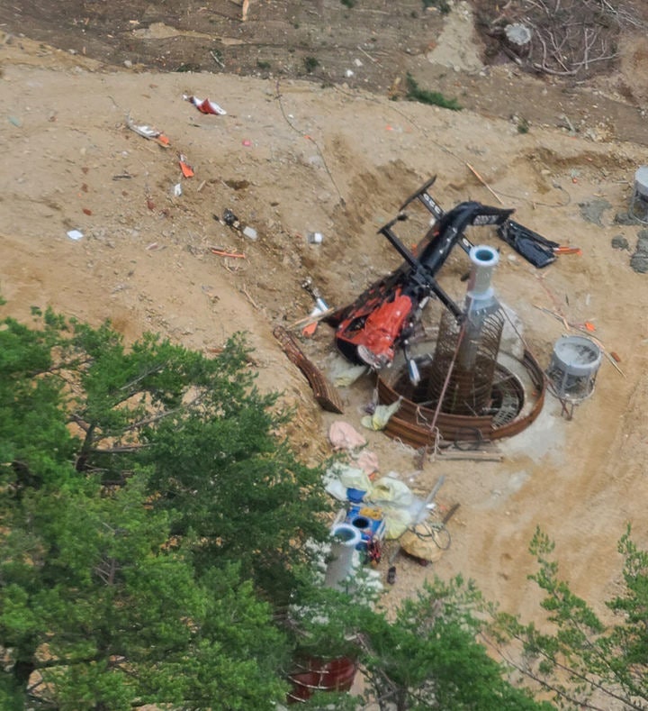 <b>삼척</b> 송전선로 작업장서 <b>헬기 추락</b>…조종사·작업자 부상