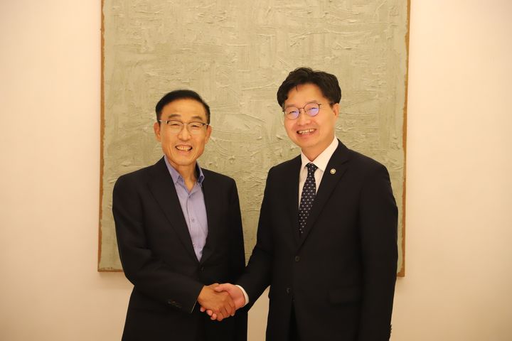 [서울=뉴시스]구혁채 과학기술정보통신부 제1차관이 김기남 전 한국공학한림원 회장과 만나 반도체·양자 분야 K-문샷 프로젝트 추진을 위한 산업계 협력 방안을 논의했다. (사진=과기정통부 제공) *재판매 및 DB 금지