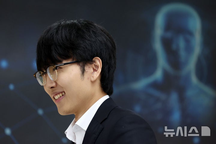 "승률 99% 끝까지 지켰다"…<b>신진서</b>, 최강 <b>바둑</b> AI '카타고' 꺾은 세가지...