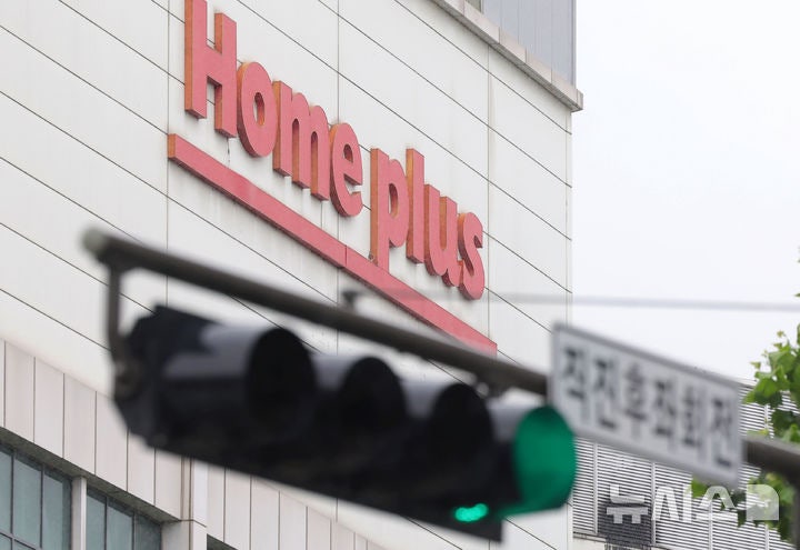 '회생 연장' <b>홈플러스</b>, 67개 점포 <b>재오픈</b>…'한국판 트레이더조' 승부수...