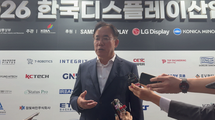 [현장] <b>정철동</b> LGD 사장 "하반기 <b>실적 개선</b> 전망…탠덤 OLED 스마트폰까...