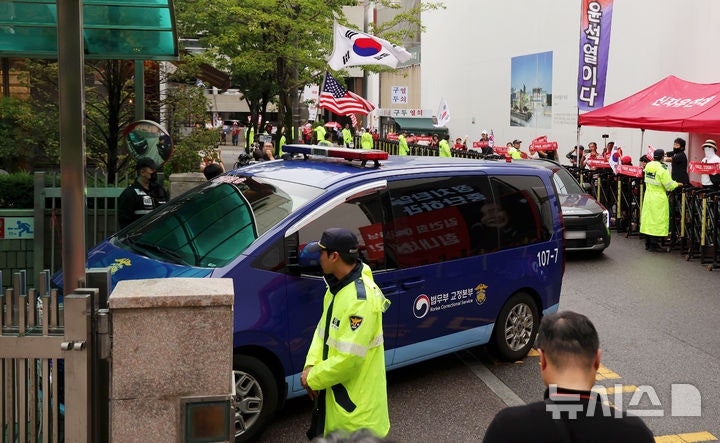 '관저 이전 의혹' <b>김건희</b> 종합<b>특검</b> 첫 <b>출석</b>…"<b>특검</b> 일방적 주장"