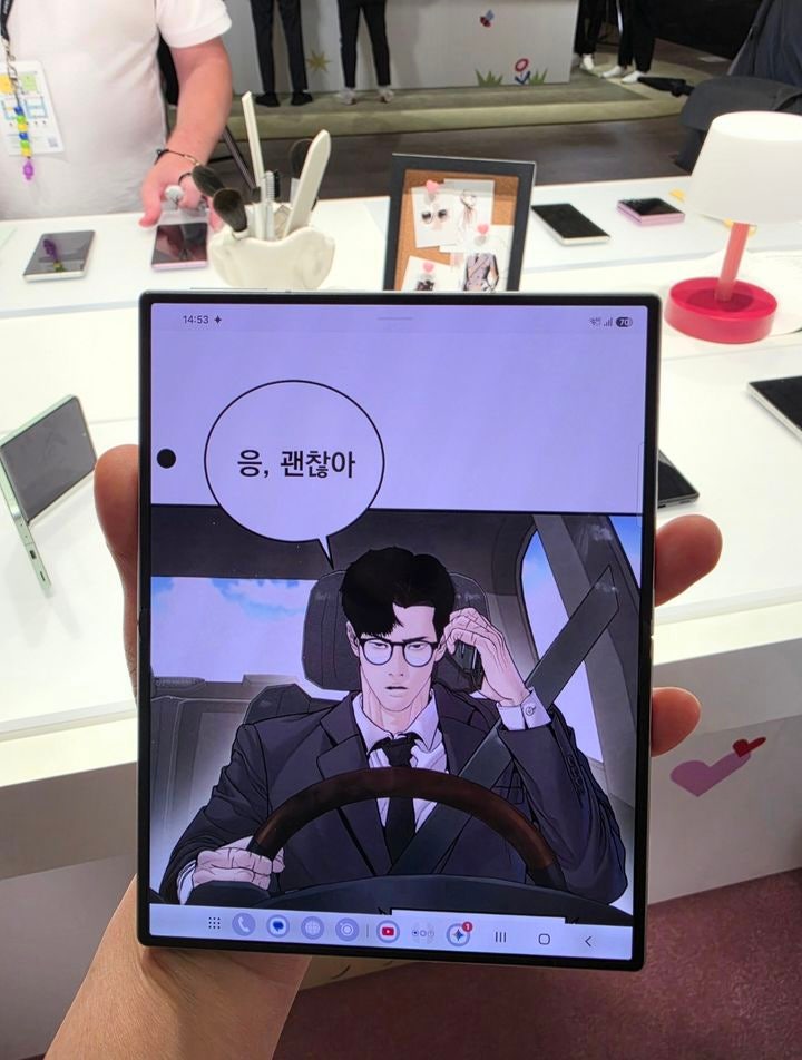 [런던=뉴시스] 박은비 기자 = 삼성전자가 22일(현지 시간) 공개한 갤럭시Z 폴드8으로 웹툰을 실행해봤다. 사진은 웹툰 '김부장' 중 한 대목. 2026.07.22. silverline@newsis.com *재판매