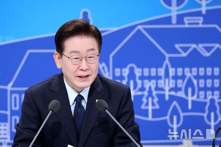 <b>이 대통령</b> "금융, 반쯤은 공적인 것…누구에게 기회 줄지는 정책 문제"