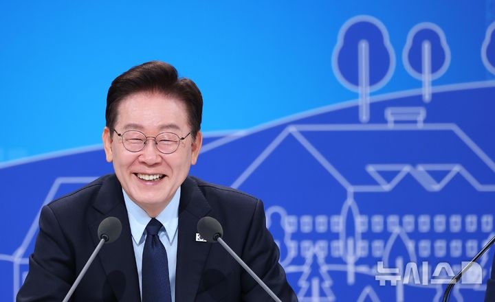 이 대통령 "<b>전세대출</b>, 집값 폭등 주원인…조정할 때 된 것 같아"