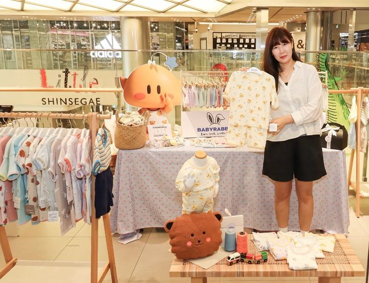 대전의 마스코트 '꿈돌이'가 아기 옷 속으로 쏙 들어갔네