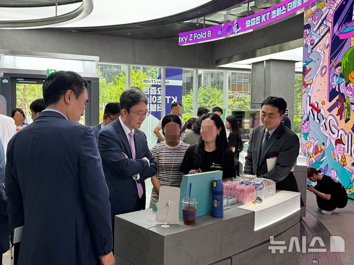 [서울=뉴시스] 심지혜 기자 = 박윤영 KT 대표가 24일 KT 온맞이를 찾아 삼성전자의 새 갤럭시 Z 폴드 8 시리즈의 주요 기능을 직접 체험하고 특별 체험공간 운영 현황을 살폈다.