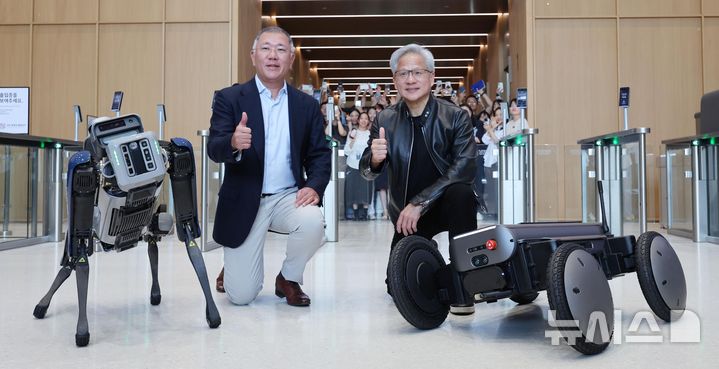 [서울=뉴시스] 김진아 기자 = 젠슨 황 엔비디아 최고경영자(CEO)와 정의선 현대차그룹 회장이 8일 서울 서초구 현대자동차그룹 양재사옥에서 4족 보행로봇 스팟(Spot)과 자율주행 모빌리티 로봇 모베드(MobED)
