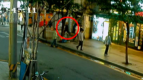 [서울=뉴시스] 김드보라 인턴기자 = 지난 23일 오후 7시 45분 종로의 5층 건물외벽에서 콘크리트 덩어리가 떨어져 행인이 다치는 사고가 발생했다.(영상=독자제공) *재판매 및 DB 금지