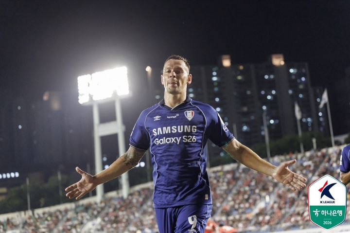 K리그2 <b>수원</b>, 선두 <b>부산 4-1</b> 완파…이적설 일류첸고 역전골