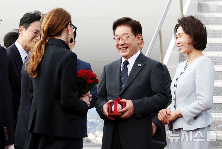 이 대통령, 美샌프란시스코 도착…환영식서 '이정후 사인볼' 선물받아