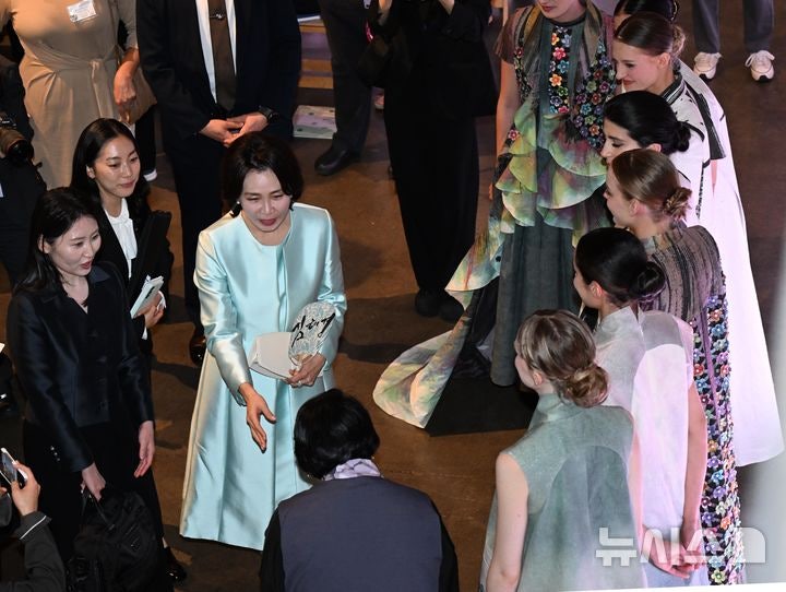 김 <b>여사</b>, 美서 <b>한지</b> 매력 알려 "유네스코 유산 등재 기원"