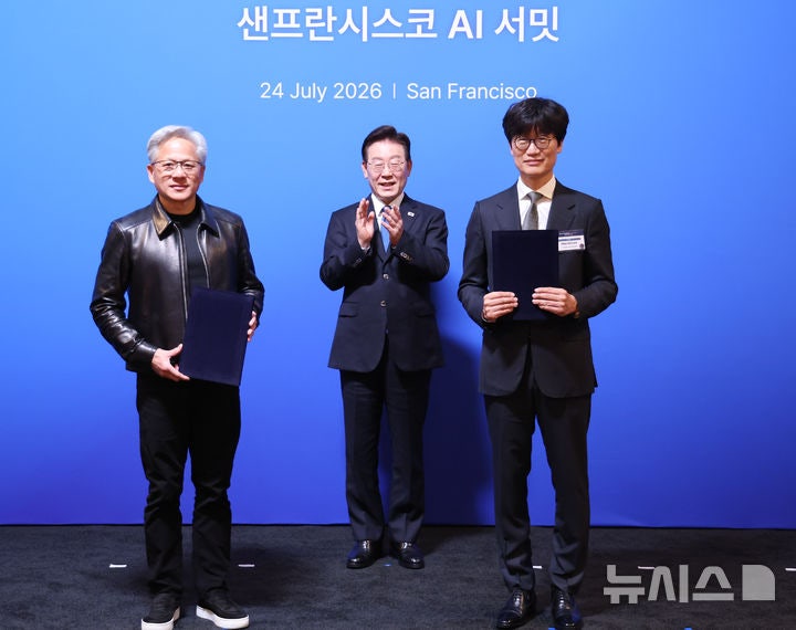 [샌프란시스코=뉴시스] 김진아 기자 = 이재명 대통령이 24일(현지 시간) 미국 샌프란시스코 더 미드웨이에서 열린 샌프란시스코 AI 서밋에서 이해진 네이버 이사회 의장과 젠슨 황 엔비디아 CEO의 '글로벌 AI 팩토