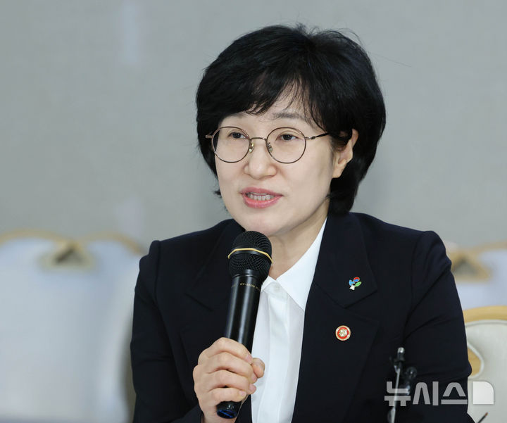 [서울=뉴시스] 조수정 기자 = 원민경 성평등가족부 장관이 지난달 9일 오후 서울 종로구 정부서울청사에서 범정부 디지털성범죄 대응 협의체 킥 오프 회의를 주재하고 있다. 이날 회의에는 김종철 방송미디어통신위원회 위원