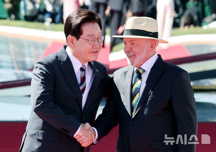 이 대통령, 6주 만에 재회한 <b>룰라</b>와 '팔짱'…브라질, 기병대 의전으로 ...