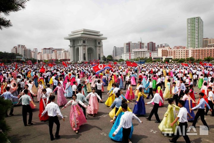 北 <b>김정은</b>, '<b>전승절</b> 73주년' 기념 행진의식 <b>참석</b>