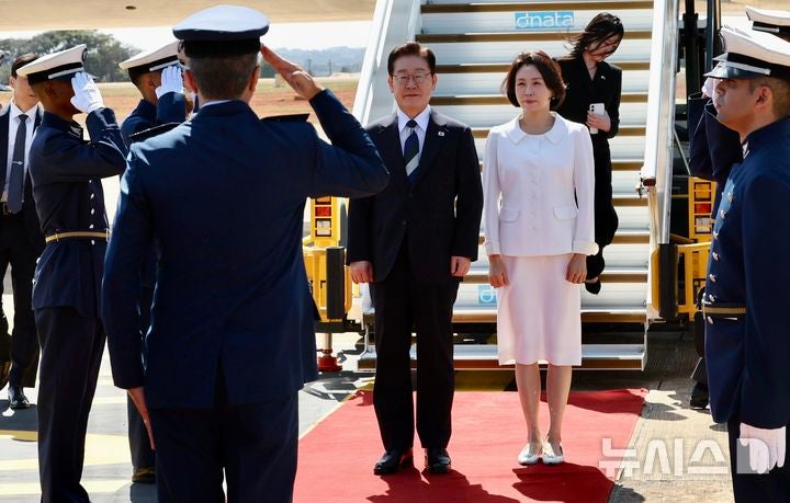 <b>이 대통령</b>, 룰라와 정상회담 마치고 상파울루로 <b>출국</b>