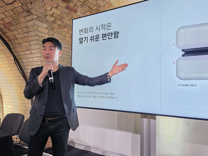 [런던=뉴시스] 이일환 삼성전자 MX사업부 디자인팀장(부사장)은 23일(현지 시간) 영국 런던에서 진행된 신제품 디자인 브리핑에서 발표하고 있다.(사진=삼성전자 제공) 2026.07.23.photo@newsis.