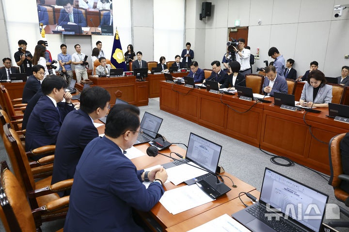국회 운영소위, 與주도 '<b>패스트트랙</b> 심사 기간 <b>단축</b>' 국회법 통과