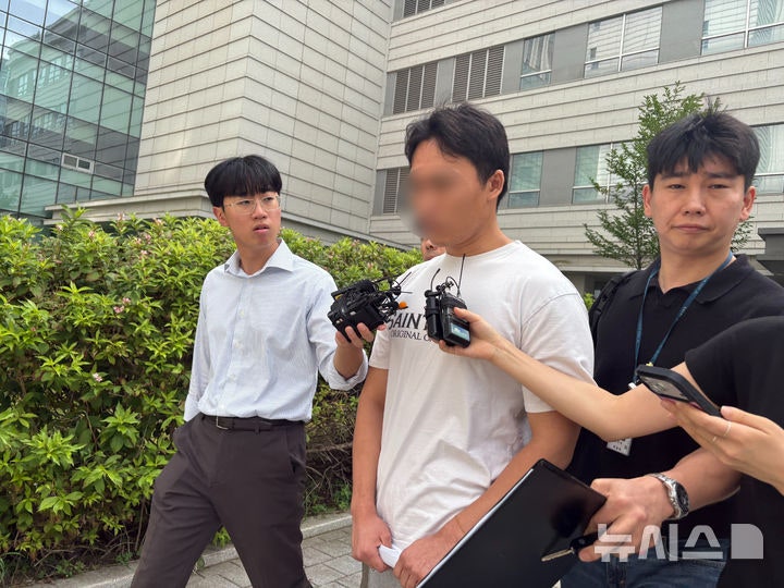 '<b>잠실 개표소 기자 폭행</b>' 가담자 2명 구속 기각…"도주 우려 없어"