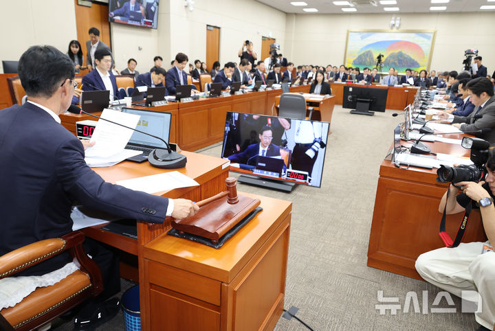 [서울=뉴시스] 최진석 기자 = 유동수 국회 정무위원장이 28일 여의도 국회에서 정무위원회 제2차 전체회의를 주재하고 있다. 2026.07.28. myjs@newsis.com