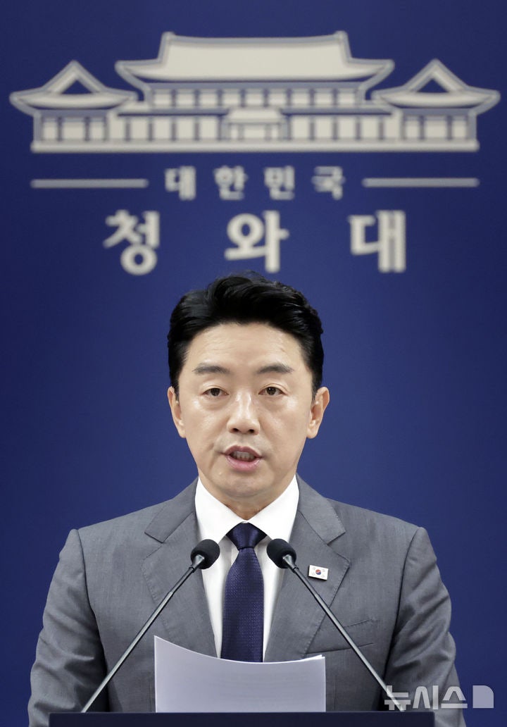 <b>강훈식</b> "이 대통령도 '연임 개헌' 불가능하다고 해…정치 논쟁 유감"