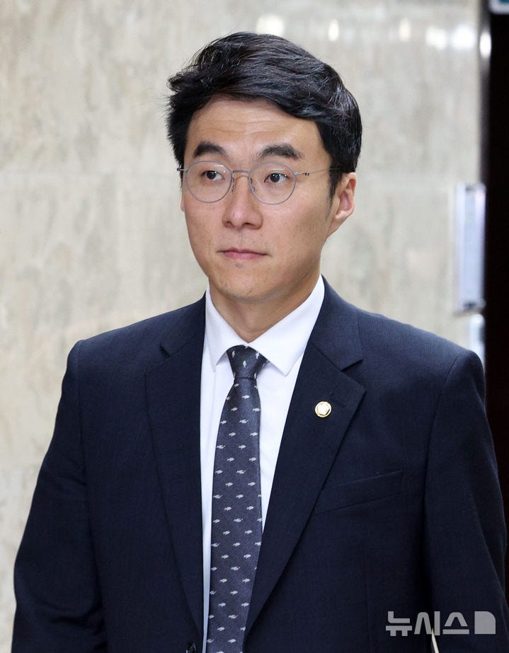 '재산축소 신고 의혹' <b>김남국</b>, <b>피의자</b> 신분 경찰 출석