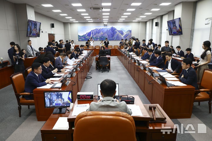 국회 운영위, '<b>패스트트랙</b> 단축' 국회법 의결…'개딸·윤어게인' 공방도