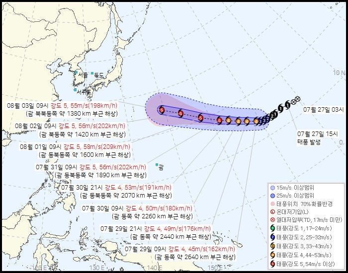 초강력 <b>태풍</b> '<b>돌핀</b>' 북상 중…한반도 영향은 불확실