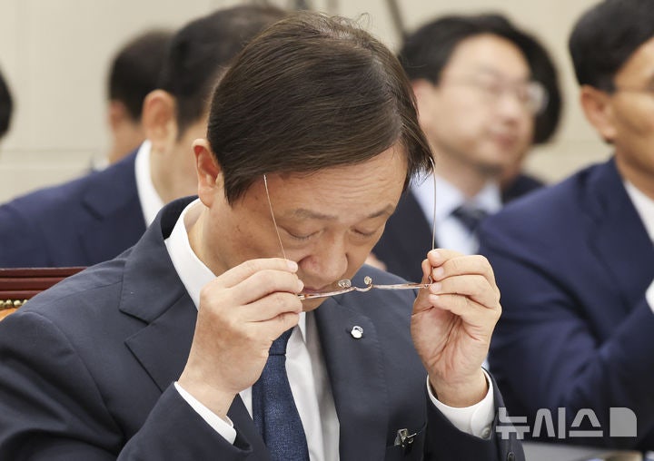 안경 고쳐쓰는 <b>이찬진 금감원장</b>
