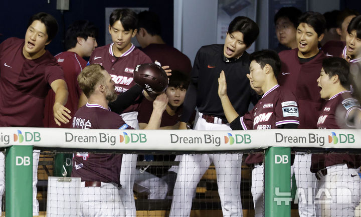 '5회 9득점' <b>키움</b>, 18-11로 <b>LG</b> 격파…서건창, 3324일 만에 5안타