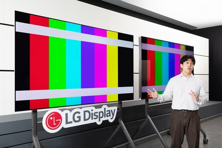 [서울=뉴시스] LG디스플레이는 모니터·TV용 대형 OLED 전 제품이 글로벌 인증업체 인터텍으로부터 '색·밝기 정확도' 인증을 세계 최초로 획득했다고 22일 밝혔다.사진은 LG디스플레이 임직원이 '색/밝기 정확도