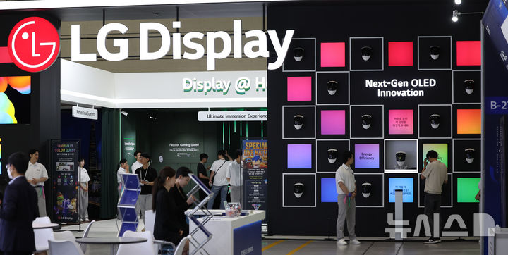 [서울=뉴시스] 김선웅 기자 = 22일 서울 강남구 코엑스에서 열린 K-Display 2026 한국디스플레이산업전시회에서 방문객들이 LG디스플레이 부스를 관람하고 있다.2026.07.22.mangusta@news