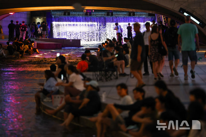 [서울=뉴시스] 김명년 기자 = 열대야가 이어진 27일 오후 서울 중구 청계천에서 시민들이 더위를 식히고 있다.2026.07.27.