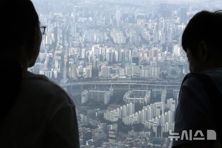[서울=뉴시스] 최동준 기자 = 집값 오름세가 지속되면서 주택가격전망지수(CSI)가 4년 10개월 만에 최고 수준으로 상승했다.28일 한국은행이 발표한 '7월 소비자동향조사'에 따르면 소비자심리지수(CCSI)는 전월