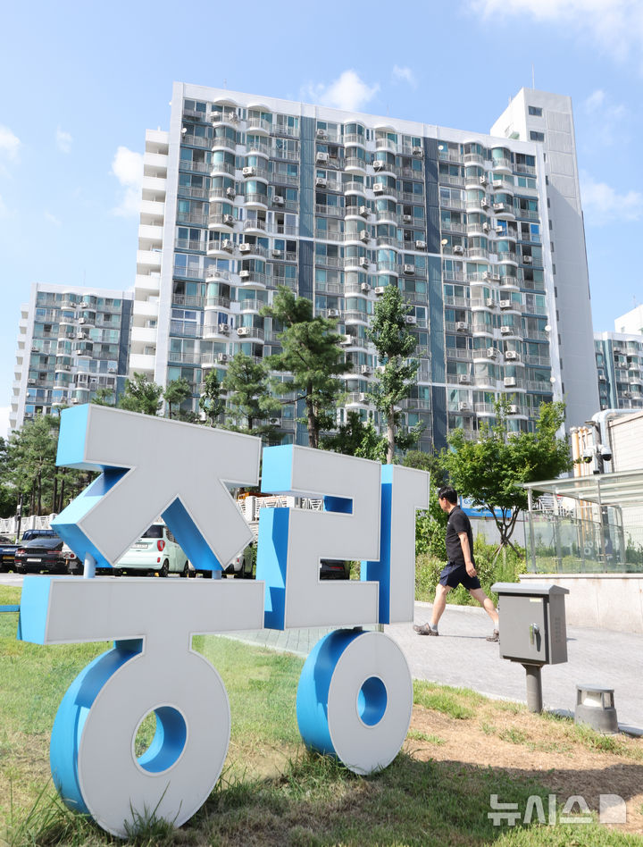 [서울=뉴시스] 황준선 기자 = 서울 중랑구 한 아파트 단지 모습.2026.08.02.