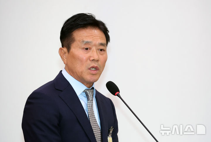 '청문회 태도 논란' <b>문진희</b> 축구협회 <b>심판위원장</b>, 사임(종합)